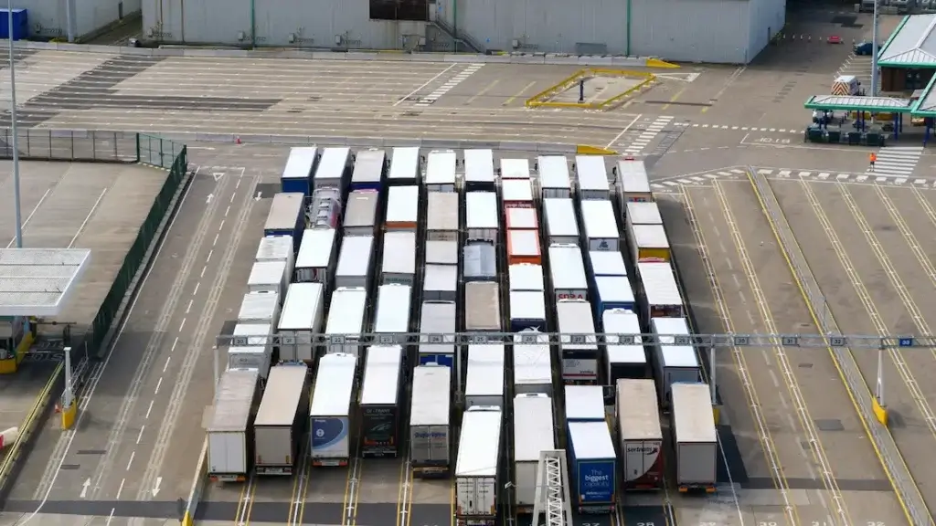 What Is Cross Docking and How It Speeds Up Your Supply Chain 2 Aerial view of dozens of freight trucks lined up at a cross-docking facility loading bay for logistics distribution